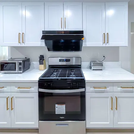 Spacious Getaway Between La And Oc - 4Br